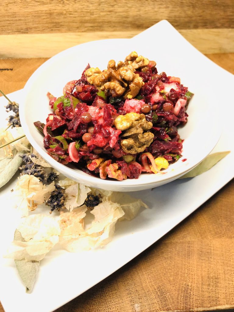 Rote Bete Salat mit Berglinsen und karamellisierten Walnüssen