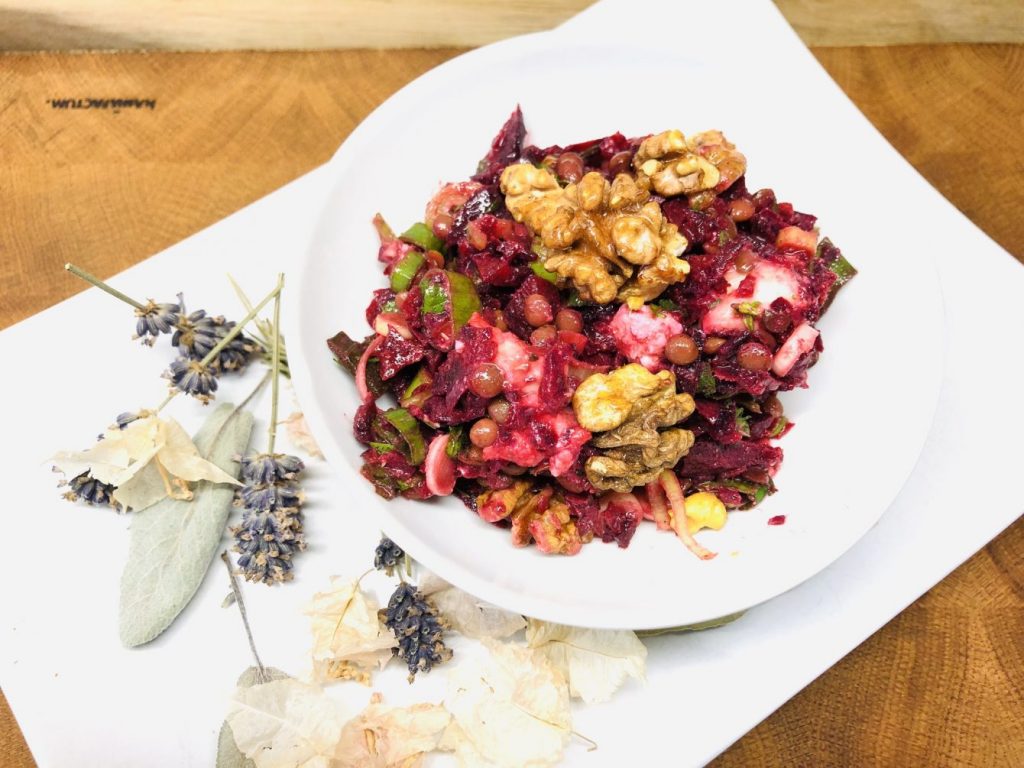Rote Bete Salat mit Linsen und karamellisierten Walnüssen