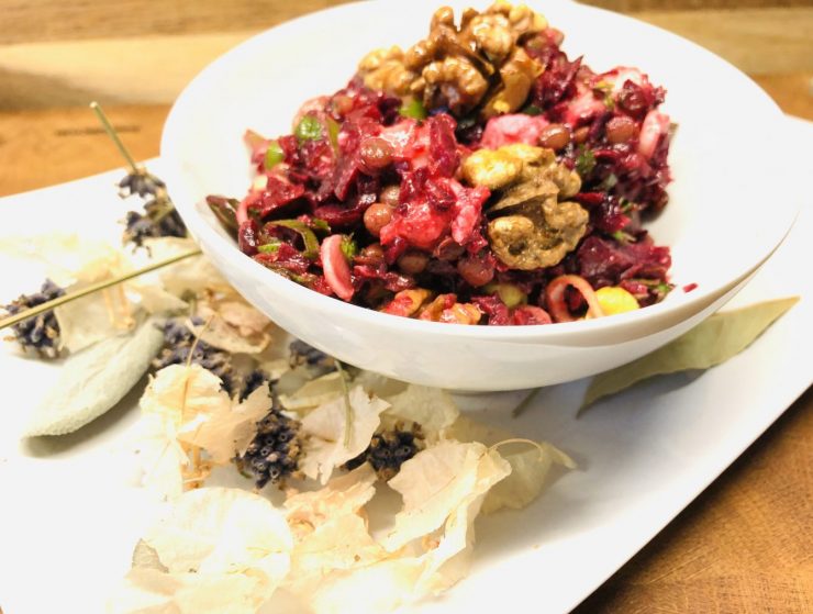 Rote Bete Salat mit Linsen und karamellisierten Walnüssen