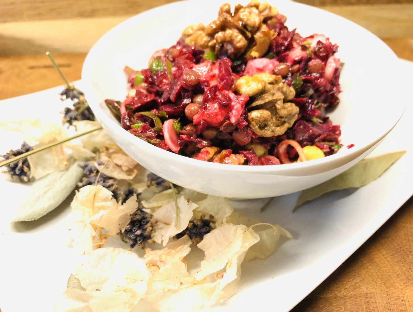 Rote Bete Salat mit Linsen und karamellisierten Walnüssen