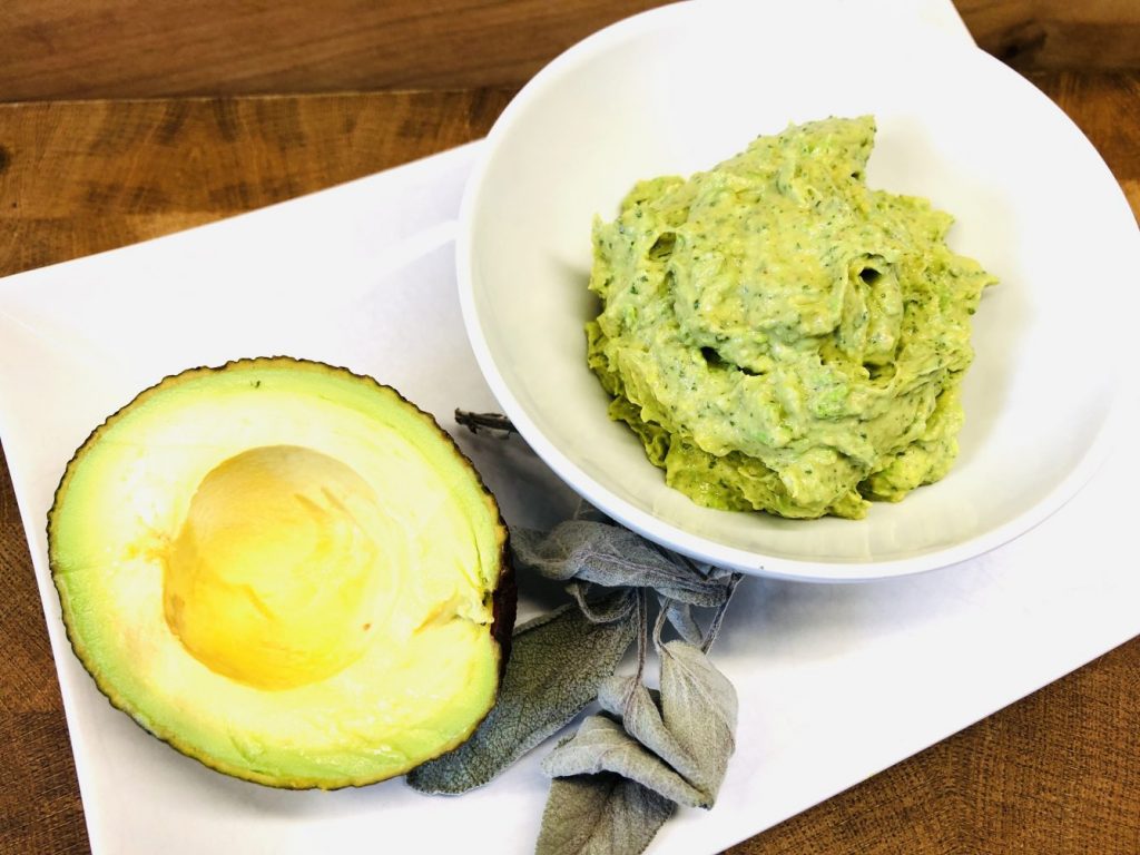 Avocado Dip mit Erbsen, Limetten und Minze