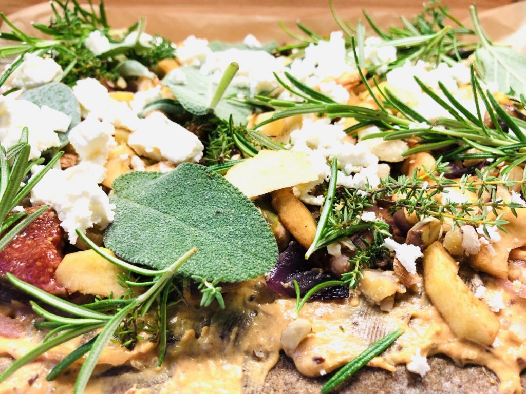 Flammkuchen mit Apfel und Maronen