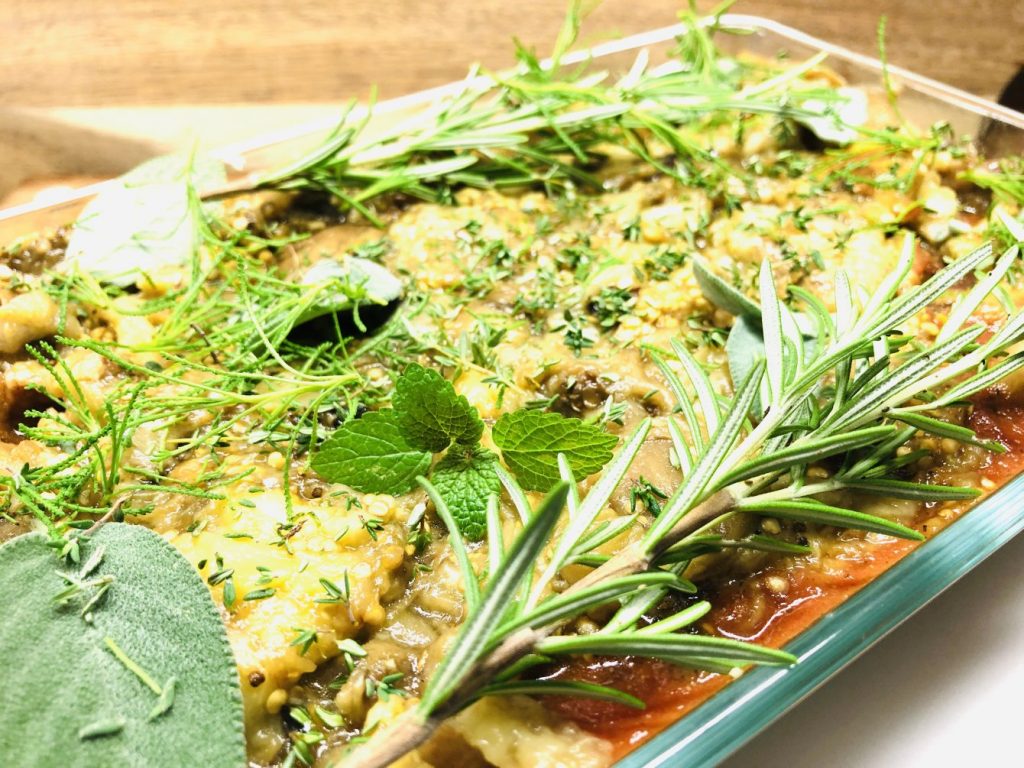 Shakshuka mit Auberginen und weißen Bohnen
