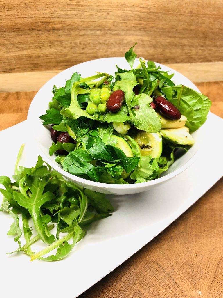 Zucchini Salat mit Kidneybohnen und grünen Erbsen