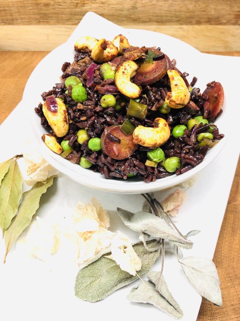 Reis Pilaw mit Erbsen, Karotten und Spicy Cashews