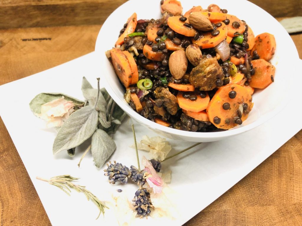 Karotten Salat mit Linsen mit Aprikosen und Mandeln