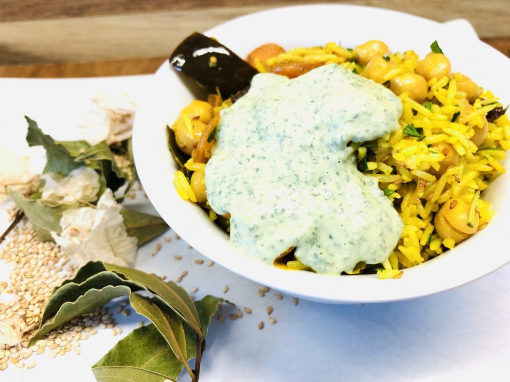 Ayurvedischer Reissalat mit Kichererbsen und Minze-Joghurt-Dip