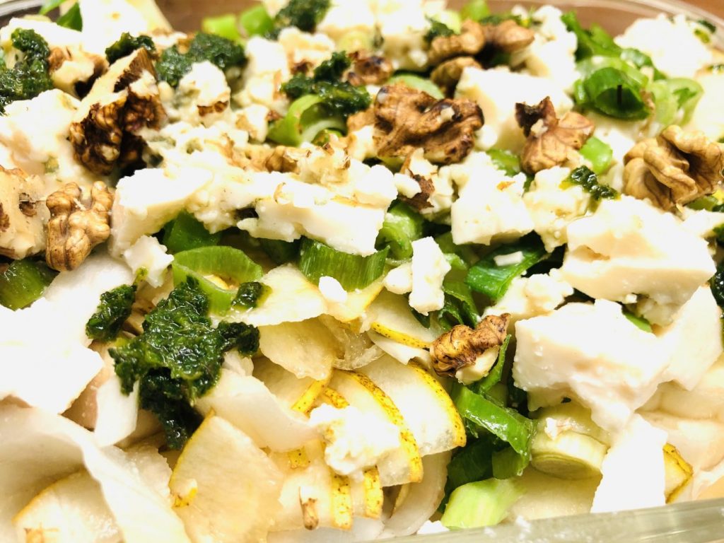 Chicorée Salat mit Birne, Walnüssen und Roquefort