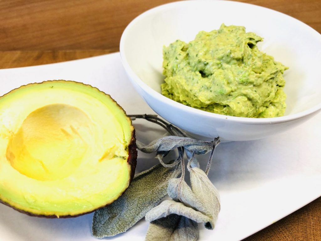 Avocado Dip mit Erbsen, Limetten und Minze