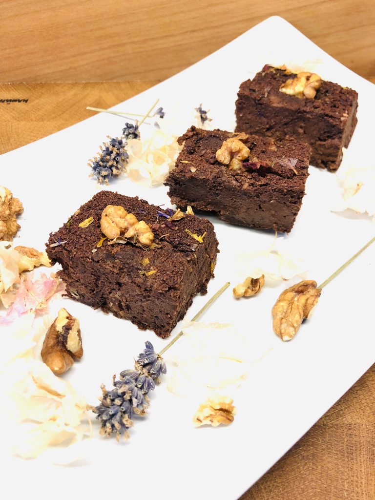 Schwarzen Bohnen Brownies mit Walnüssen und Chili