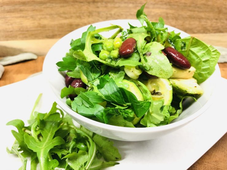 Zucchini Salat mit Kidneybohnen und grünen Erbsen