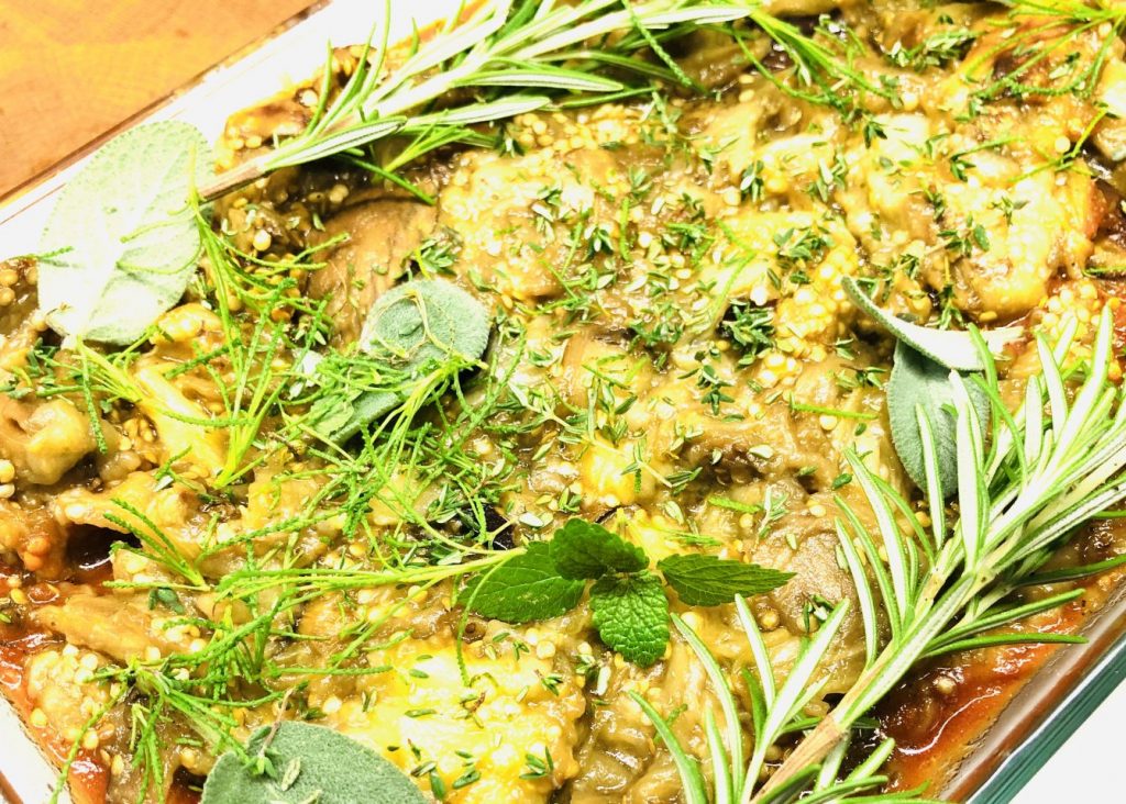 Shakshuka mit Auberginen und weißen Bohnen