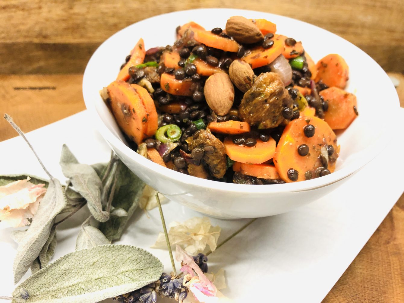 Marokkanischer Karottensalat mit Linsen, Aprikosen, Rosinen und Mandeln ...