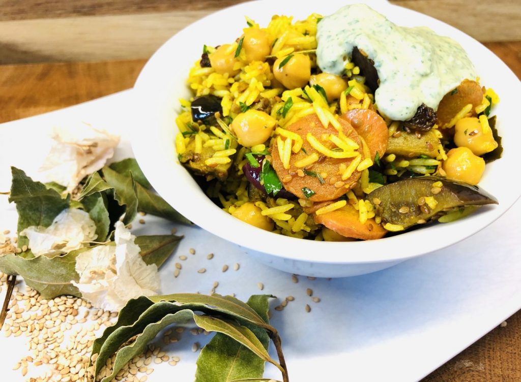 Ayurvedischer Reissalat mit Kichererbsen und Minze-Joghurt-Dip