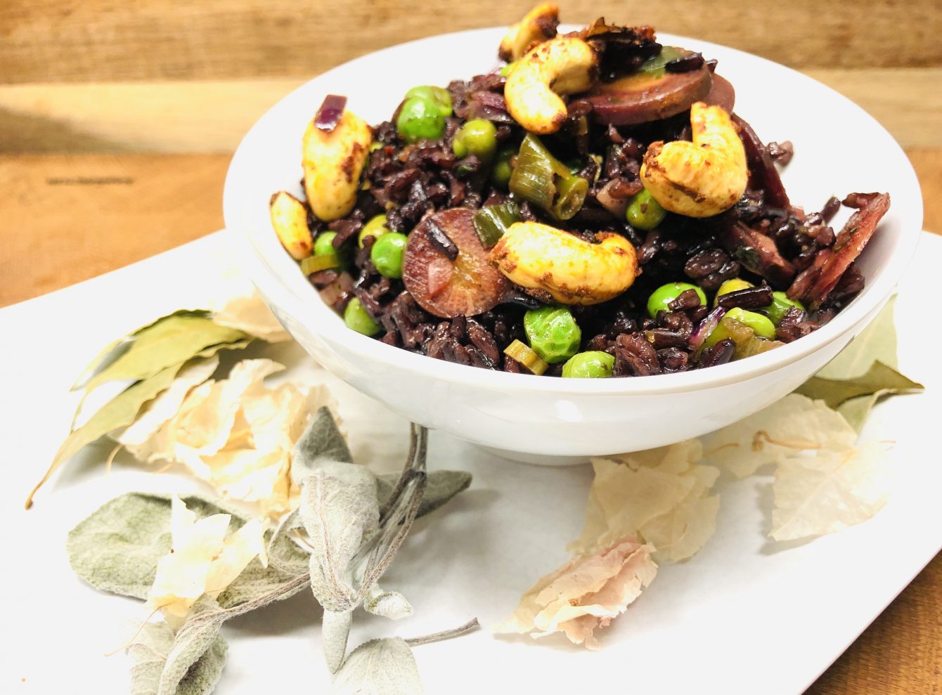 WildReis Pilaw mit Erbsen, Karotten und Spicy Cashews