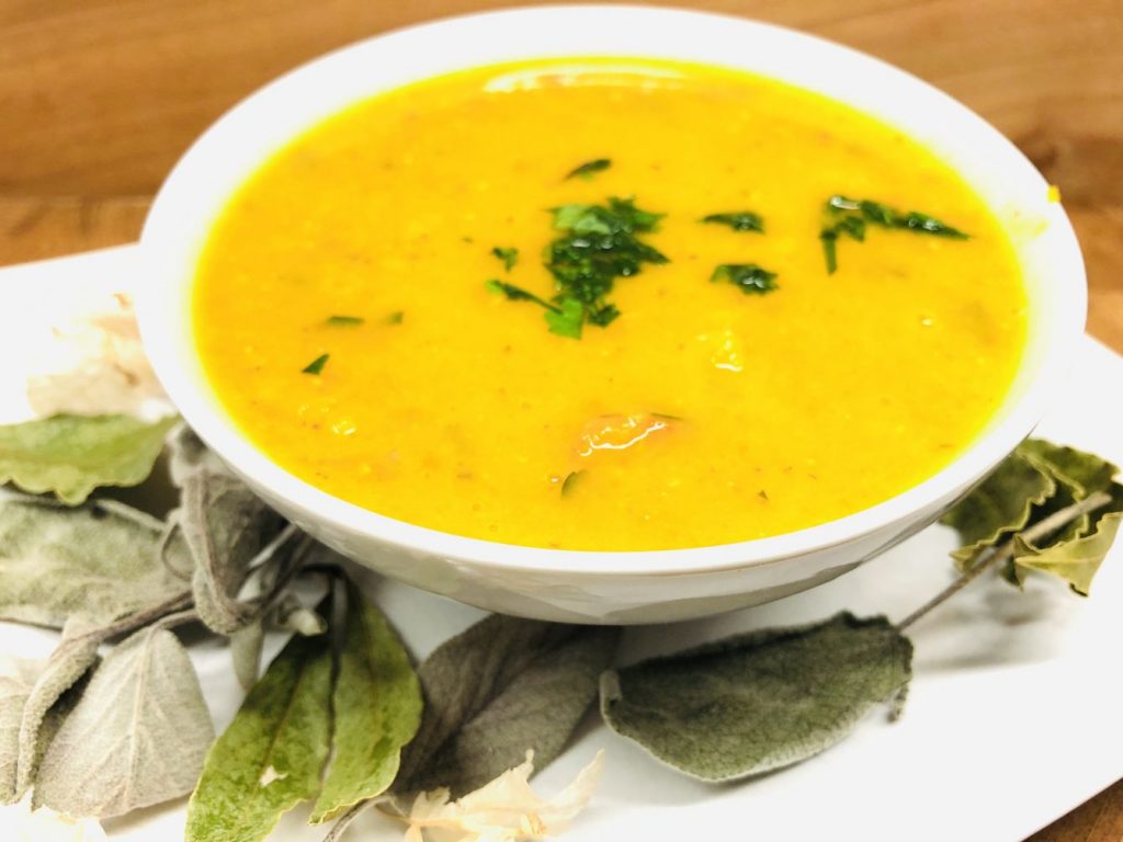 Karotten Orangen Suppe mit Roten Linsen, Ingwer und Honig