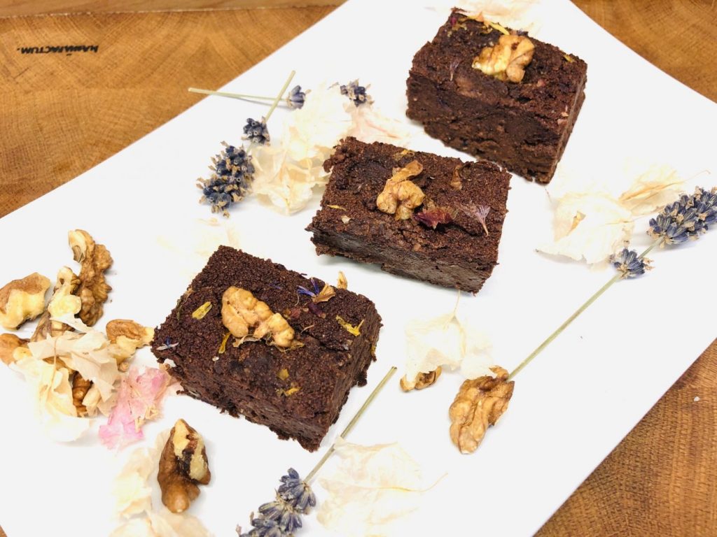 Schwarzen Bohnen Brownies mit Walnüssen und Chili