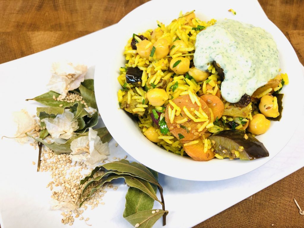 Ayurvedischer Reissalat mit Kichererbsen und Minze-Joghurt-Dip