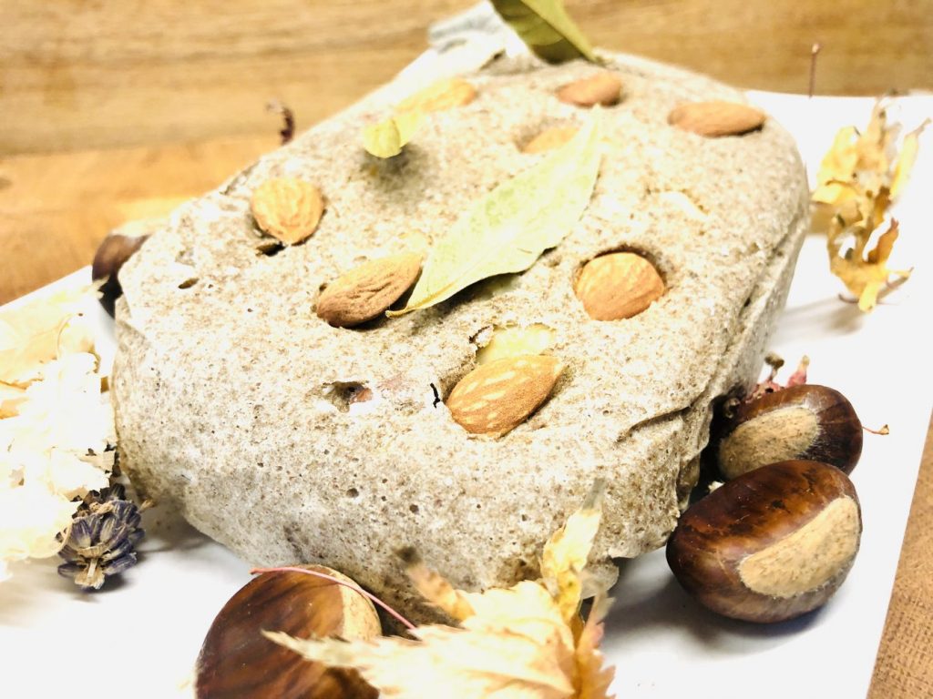 Buchweizen Chia Brot mit Mandeln und Maronen