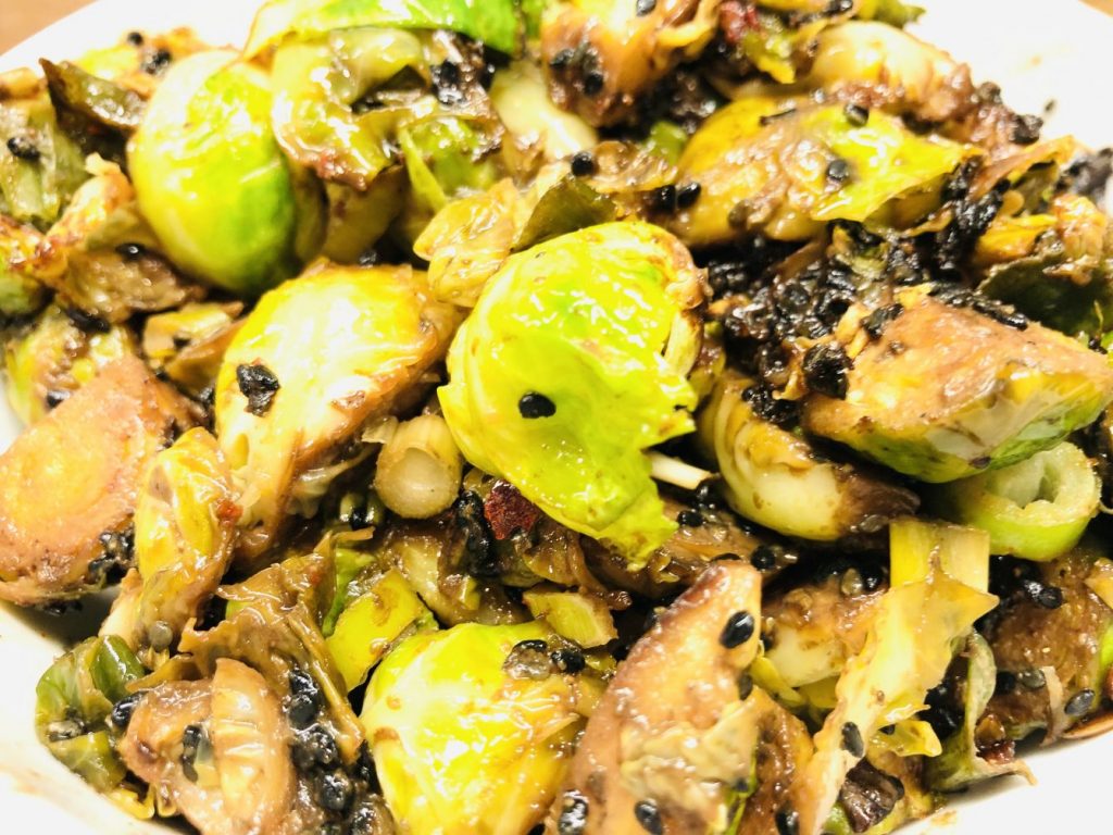 Rosenkohl mit Knoblauch Miso Sauce und schwarzem Sesam