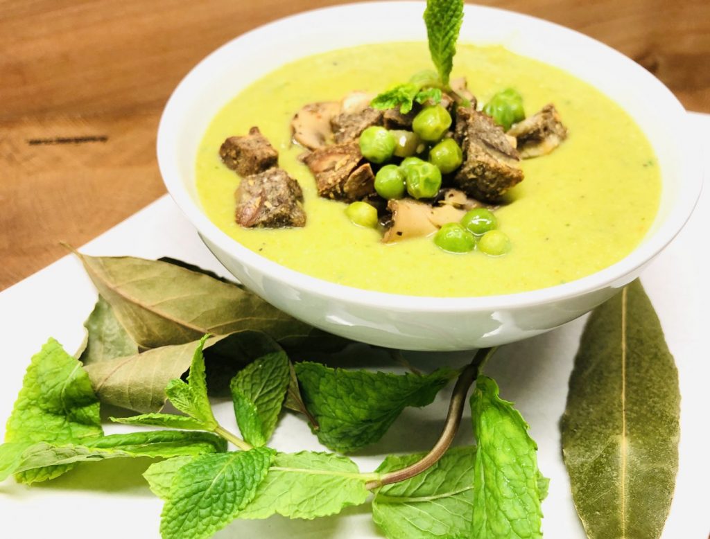 Erbsensuppe mit gebratenen Pilzen und gerösteten Knoblauch Croûtons