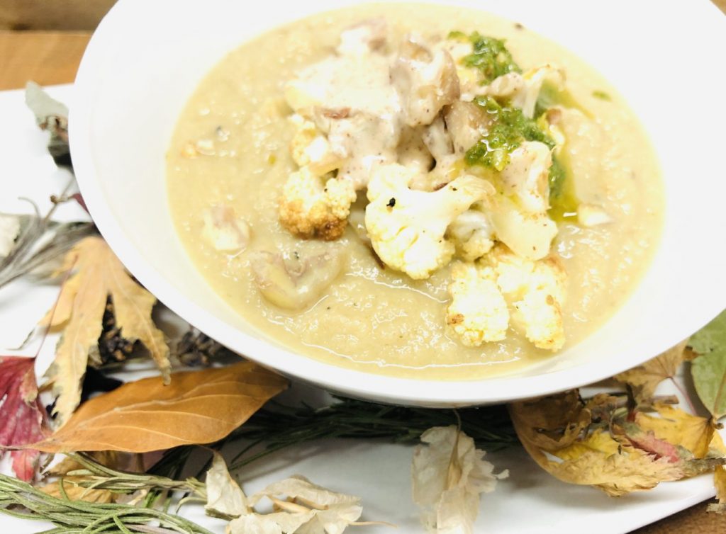 Blumenkohl Maronen Suppe mit Salbei Zitronen Öl und Mandel-Haselnuss-Creme