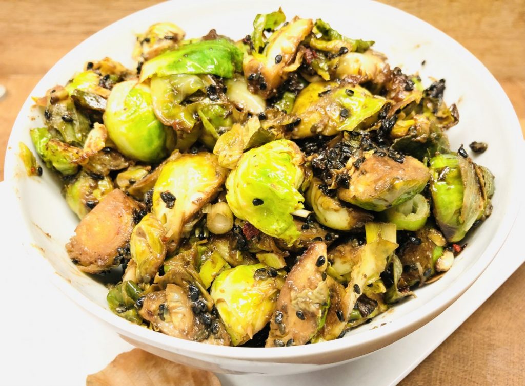 Rosenkohl mit Knoblauch Miso Sauce und schwarzem Sesam