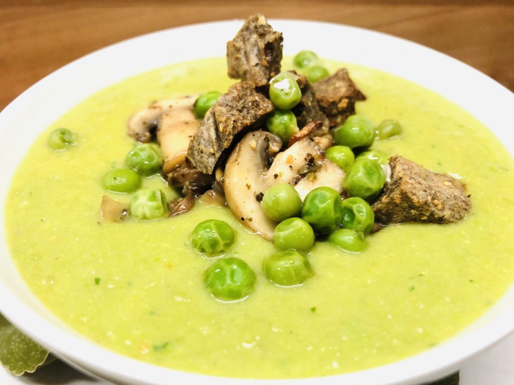 Erbsensuppe mit gebratenen Pilzen und gerösteten Knoblauch Croûtons