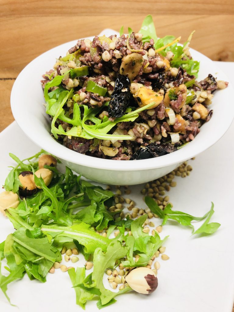 Buchweizen Reis Salat mit Haselnüssen und Cranberries