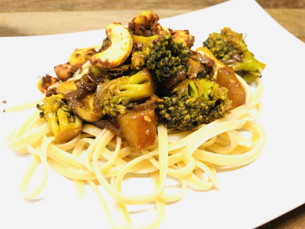 Linguine mit Brokkoli, Champignons, Chili und Cashews