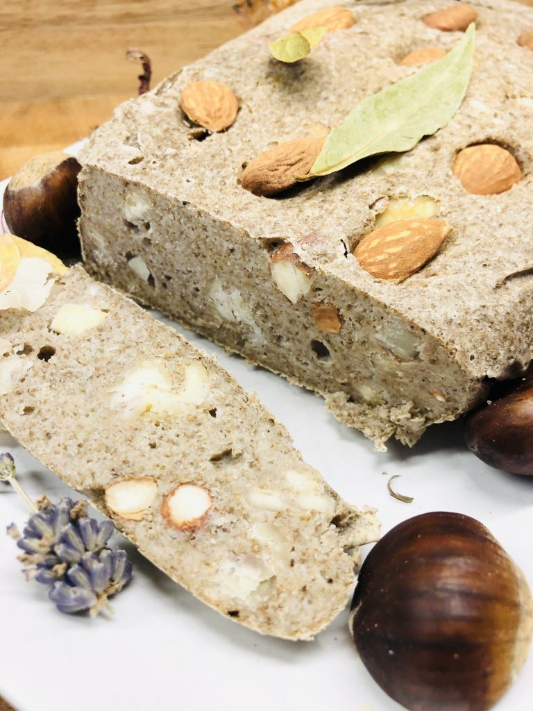 Buchweizen Chia Brot mit Mandeln und Maronen