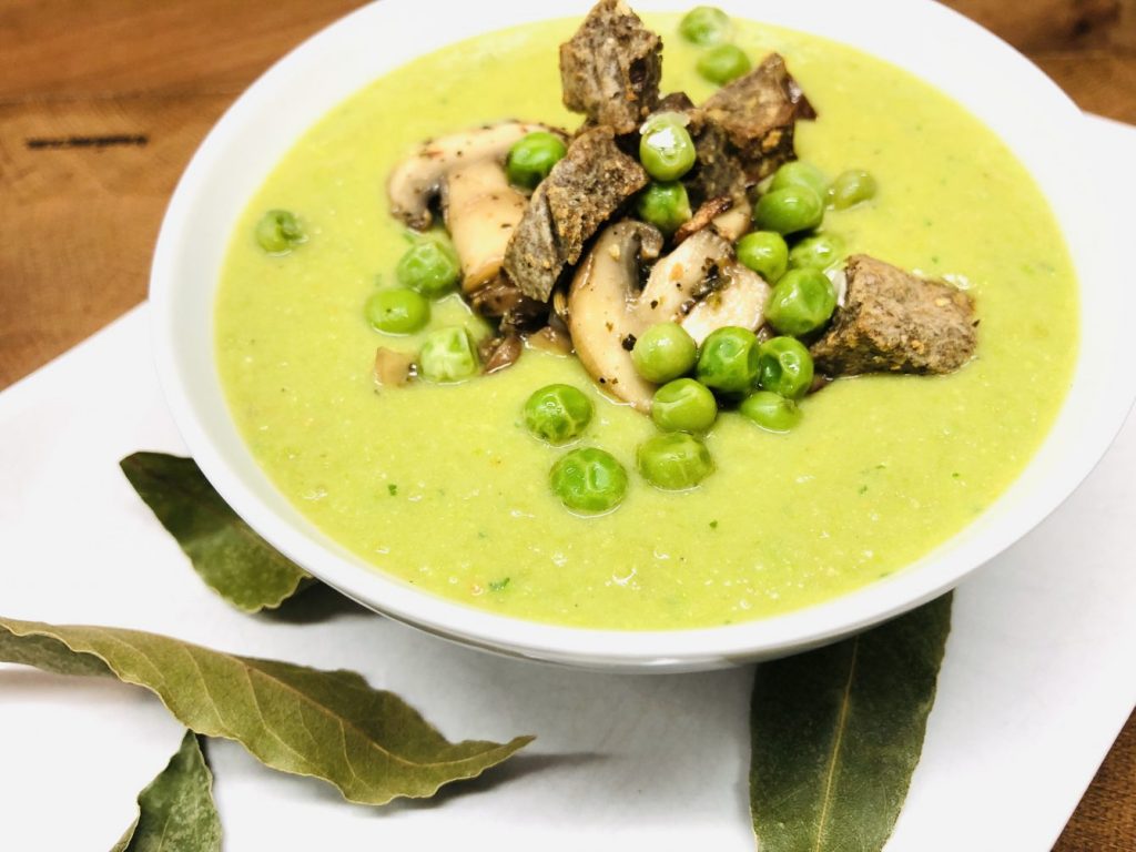 Erbsensuppe mit gebratenen Pilzen und gerösteten Knoblauch Croûtons