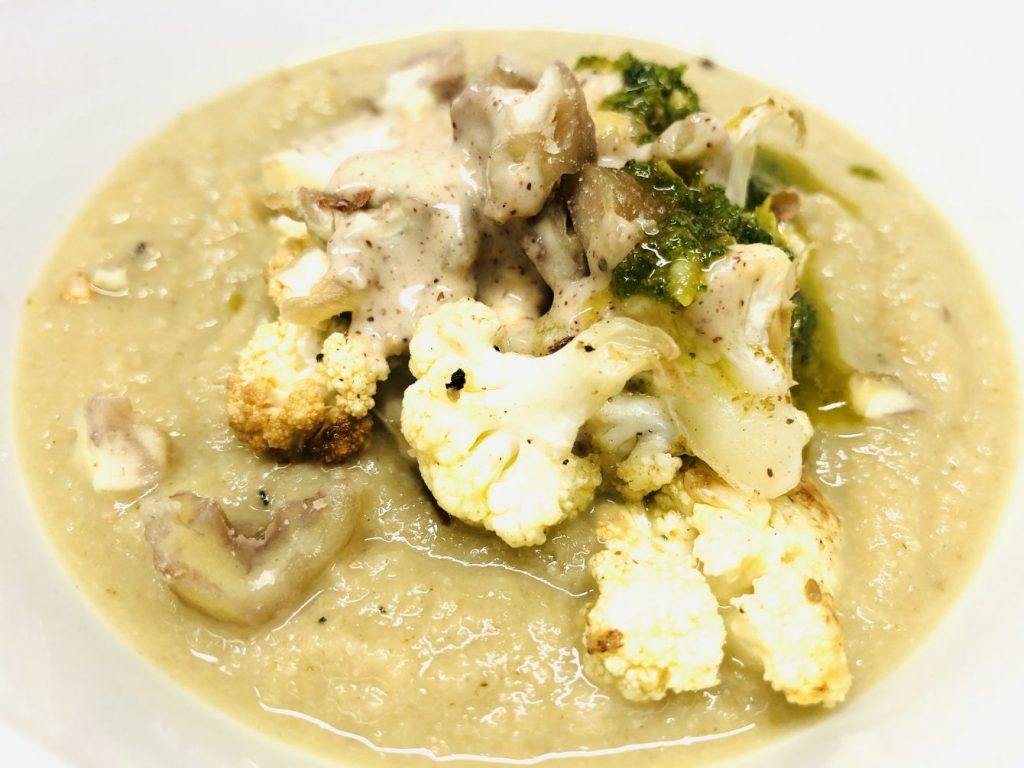 Blumenkohl Maronen Suppe mit Salbei Zitronen Öl und Mandel-Haselnuss-Creme