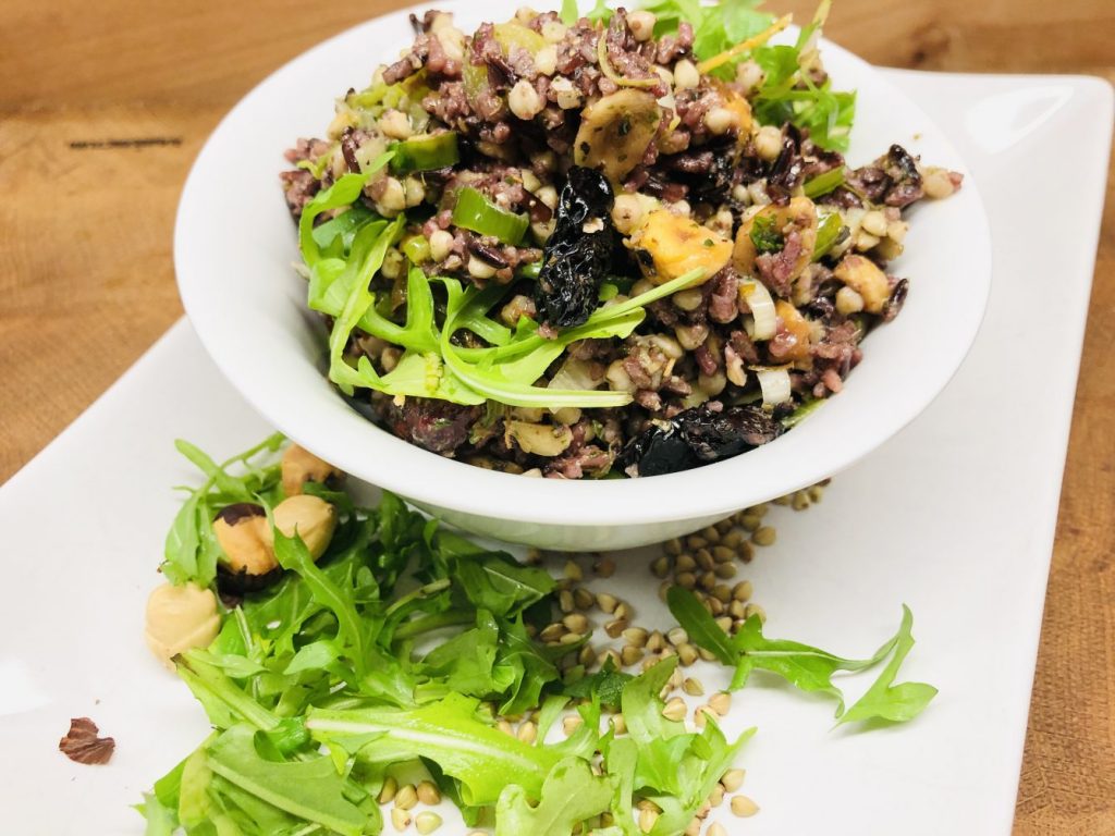 Buchweizen Reis Salat mit Haselnüssen und Cranberries