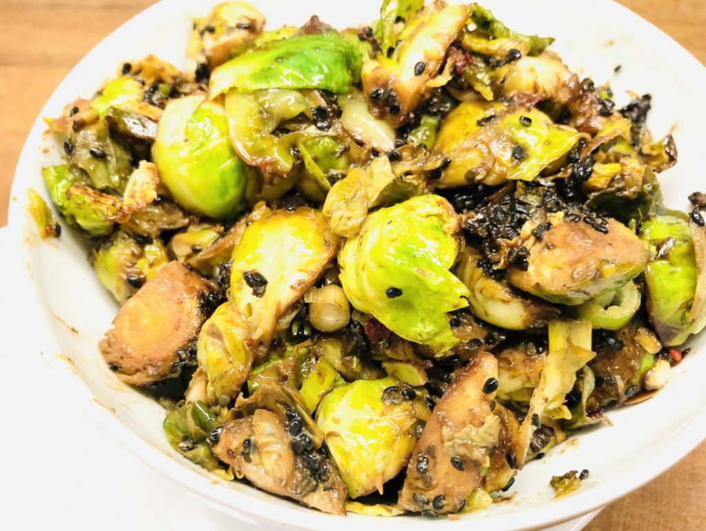 gerösteter Rosenkohl mit Knoblauch, Miso Sauce und schwarzem Sesam