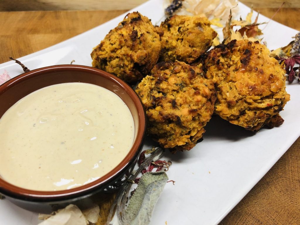 Kürbis Falafel mit roten Linsen und Orangen Tahini Dip