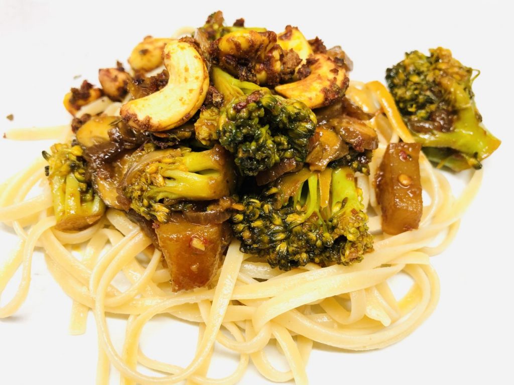 Pasta mit Brokkoli Gemüse mit Champignons, Chili und Cashews