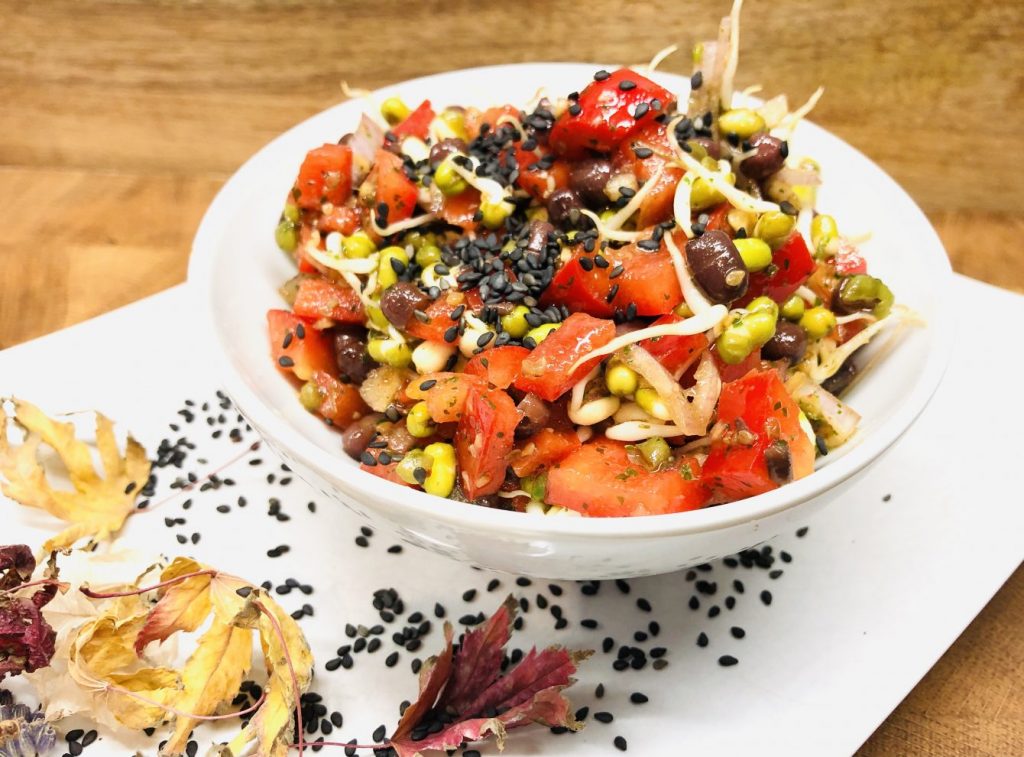 Adzuki Bohnen Salat mit Paprika und Mungo Sprossen