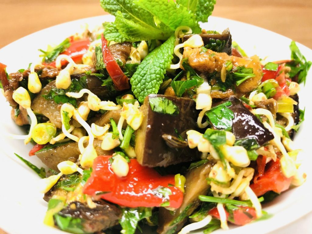 Buchweizen Sprossen Salat mit Auberginen
