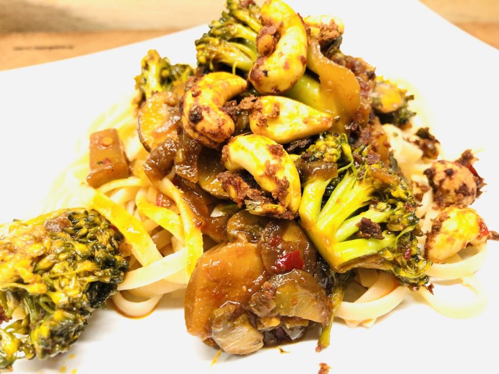 Linguine mit Brokkoli, Champignions, Chili und Cashews