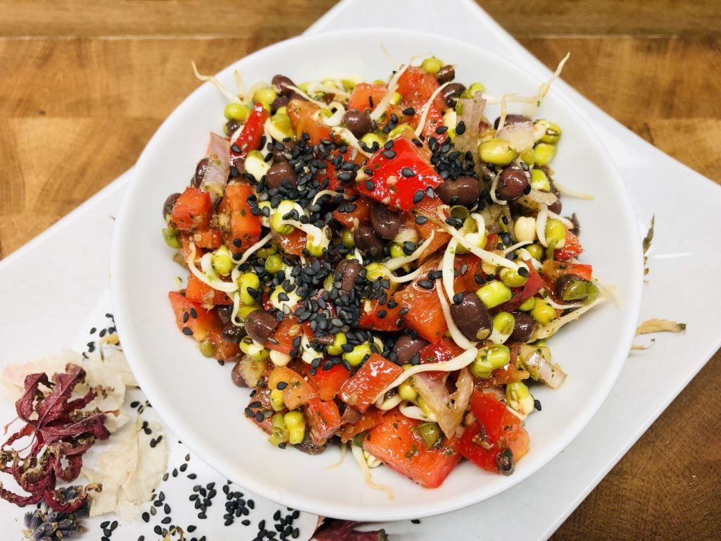 Adzuki Bohnen Salat mit Paprika und Mungo Sprossen