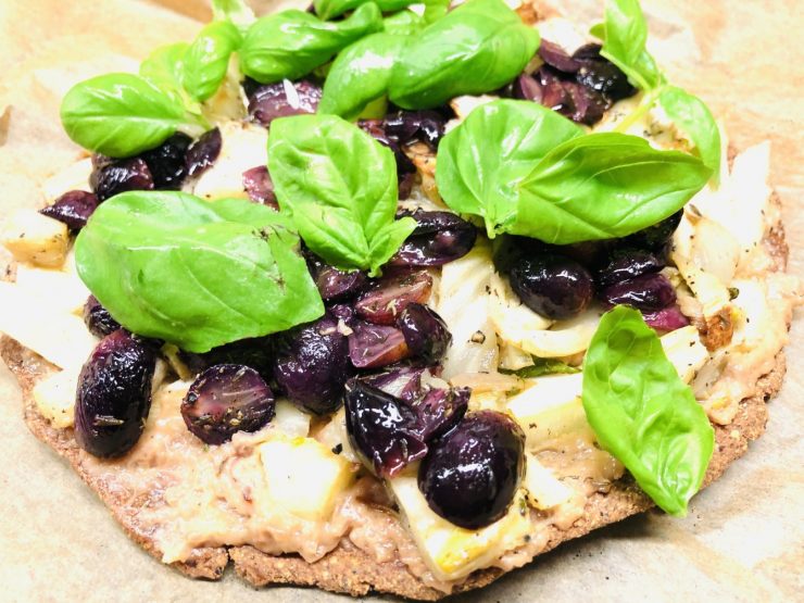 Pizza Bianca mit karamellisiertem Fenchel und gerösteten Trauben