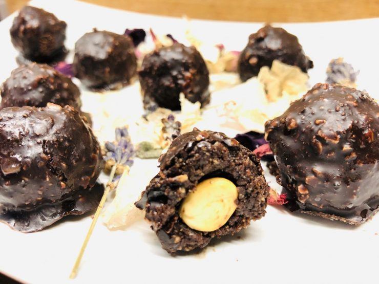 Schoko Haselnuss Kugeln mit Schokoglasur (Fake Ferrero Rocher)
