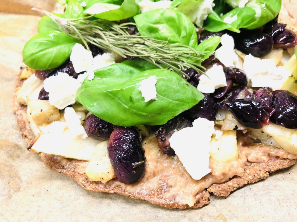 Pizza Bianca mit Mandel Zwiebel Creme, karamellisierem Fenchel und Trauben