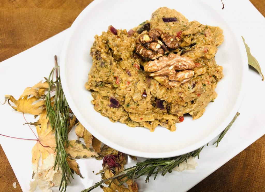 Geröstete Auberginen und Paprika mit Walnuss Tahini Sauce