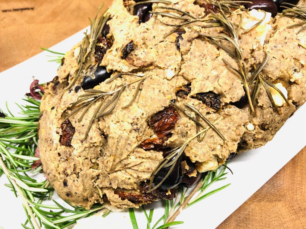 Buchweizen Brot mit Tomaten, Oliven und Kräutern