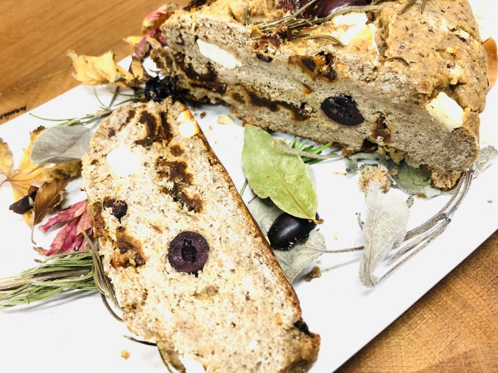 Tomaten-Oliven-Brot mit Kräutern