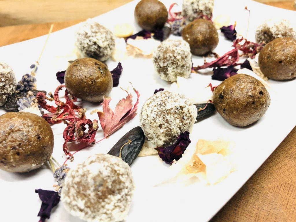 Mohn Marzipan Energiebällchen mit Tonkabohne