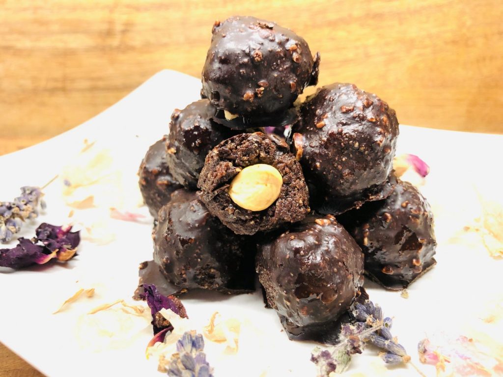 Schoko Haselnuss Kugeln mit Schokoglasur (Fake Ferrero Rocher)