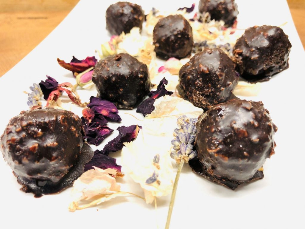 Schoko Haselnuss Kugeln mit Schokoglasur (Fake Ferrero Rocher)